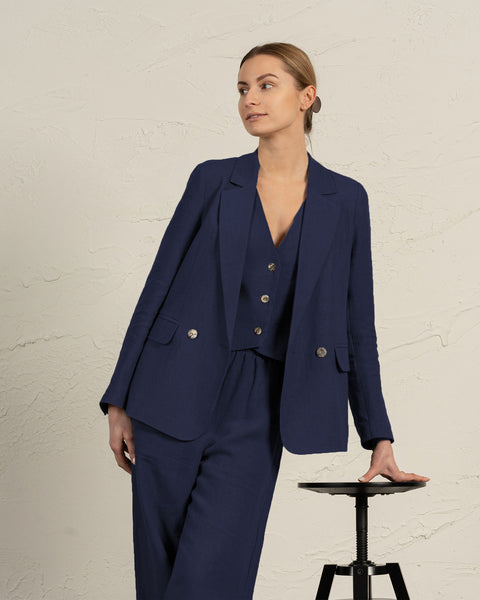 Navy linen blazer Quin with notch lapels and flap pockets, styled in classic fit on model - menique