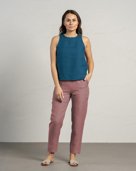 A woman wearing linen pants Dakota. Her one hand is in the pocket.
