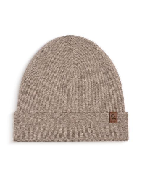 Packshot of menique light beanie in the color creamy beige in the white background